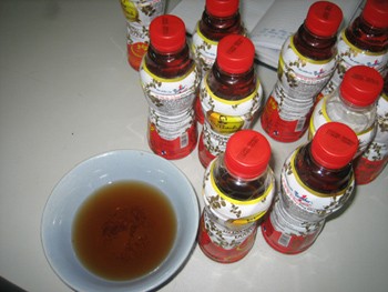 ‘Dr Thanh’ beverage drink bottles were recently found to have sediment deposits (Photo: Laodong)